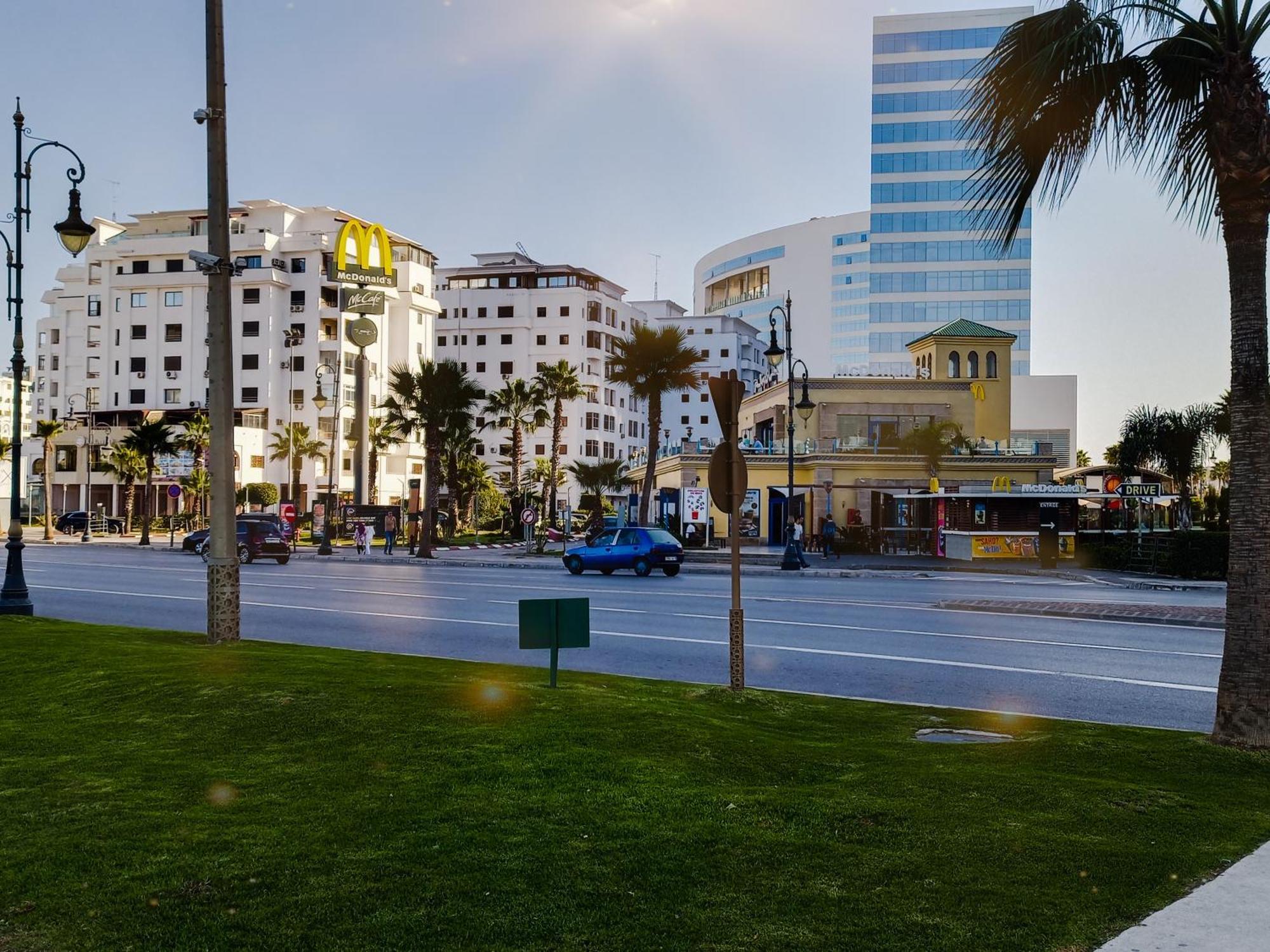 Amazing Appartement " Avec Climatisation " Au Centre Ville En Face Hilton & Gare Train De Tgv De Tanger 2N Танжер Екстериор снимка