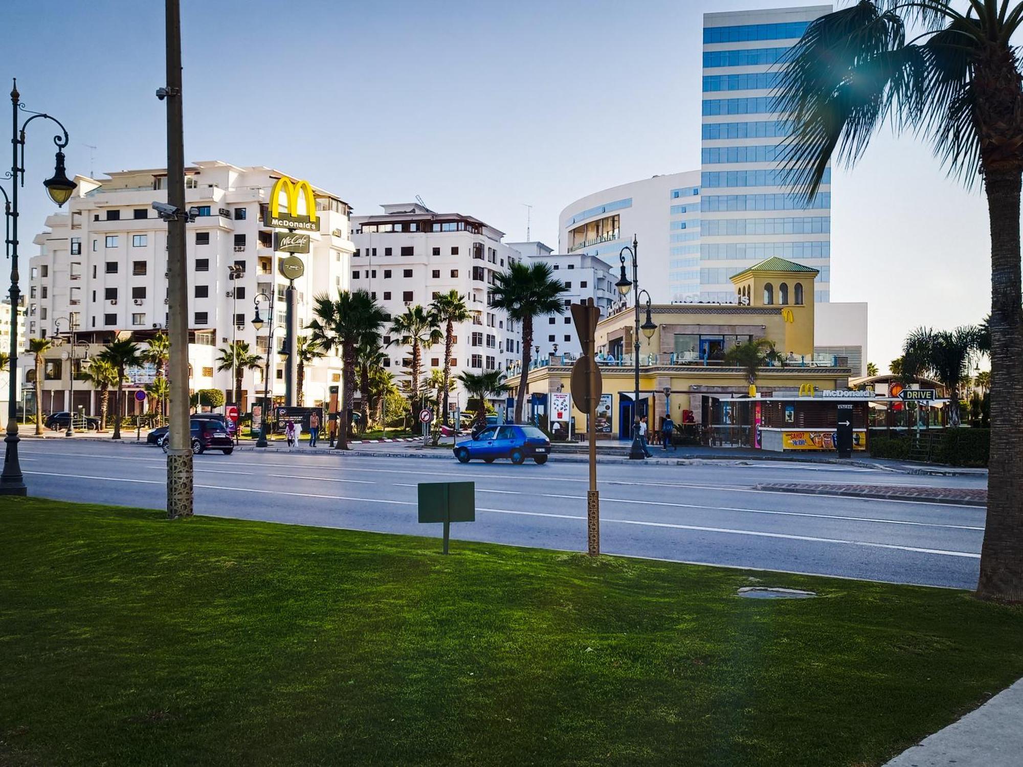 Amazing Appartement " Avec Climatisation " Au Centre Ville En Face Hilton & Gare Train De Tgv De Tanger 2N Танжер Екстериор снимка